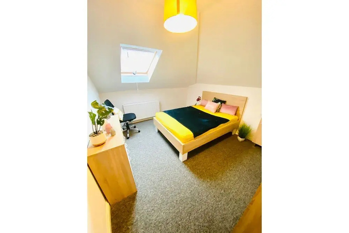 Room 2 of 10