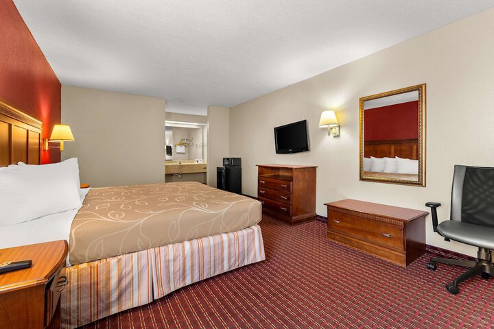 1 King Bed (5 of 12)