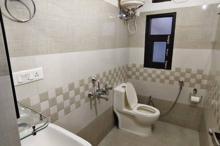 Room 8 of 11