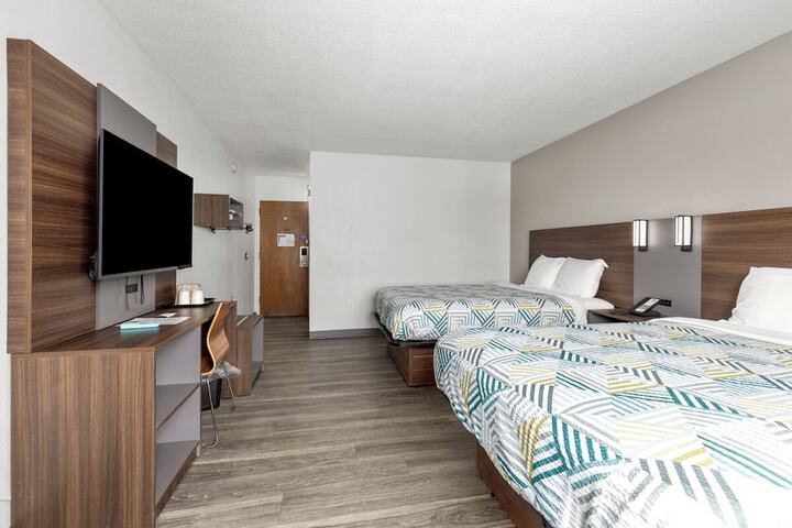 1 Queen Bed Micfridge (3 of 6)