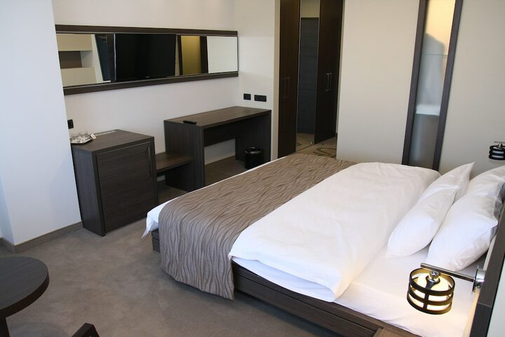 Room 5 of 43