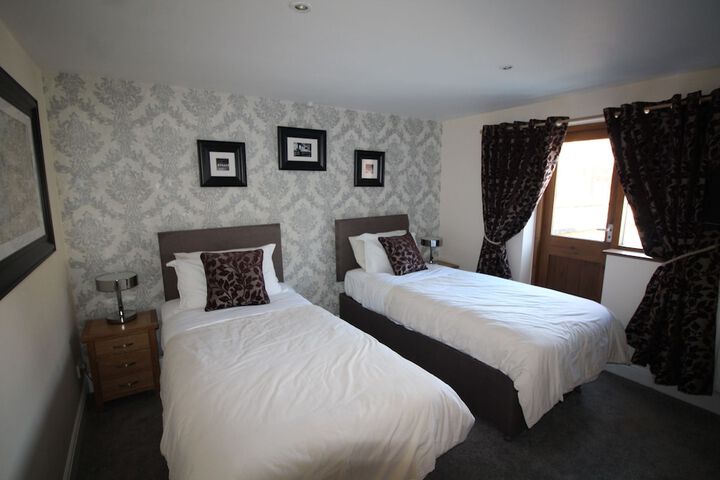 Room 2 of 77