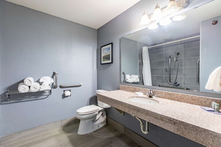 2 Queen Beds Executive Room Living Room Wet Bar Microwave and Refrigerator Bath and Shower Full Breakfast (9 of 34)