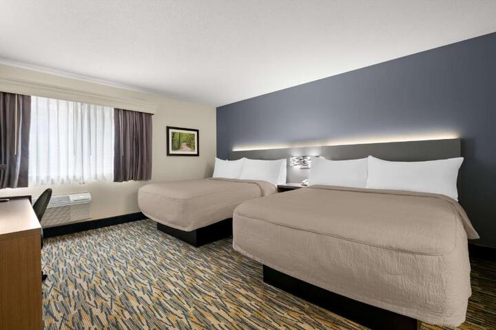 2 Queen Accessible Bathtub First Floor Microwave, Refrigerator WiFi Continental Breakfast (10 of 14)