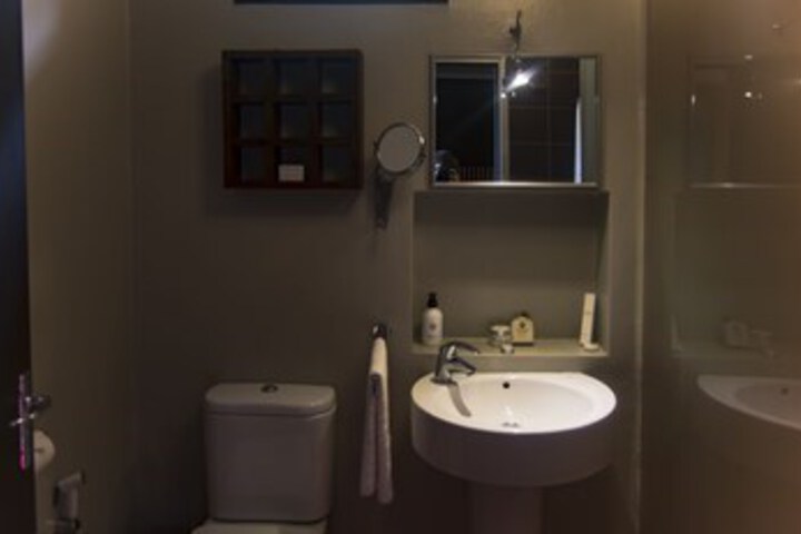 Room 8 of 33