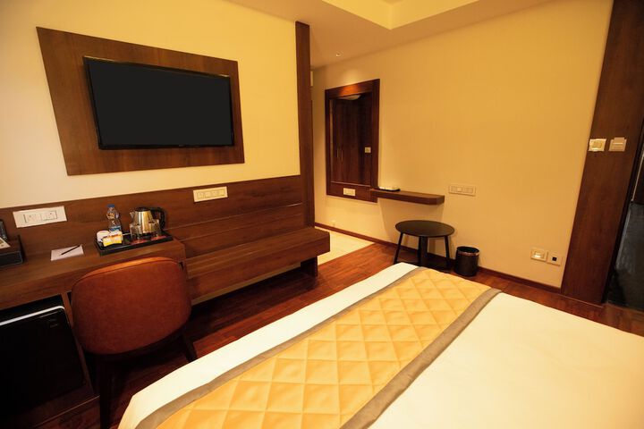 Room 7 of 9