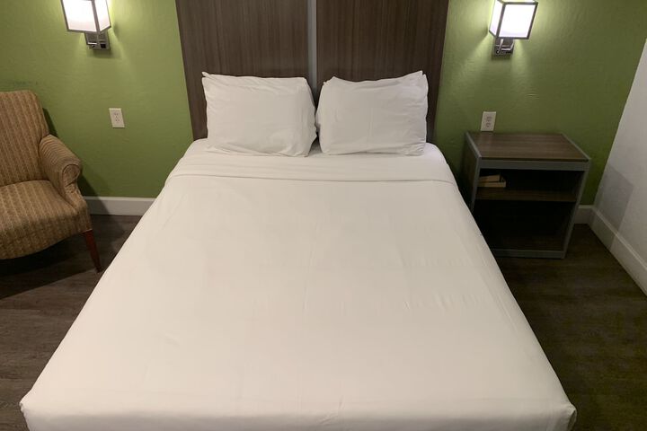 Deluxe Queen Bed (9 of 17)