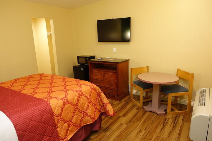 1 Queen Bed (6 of 41)