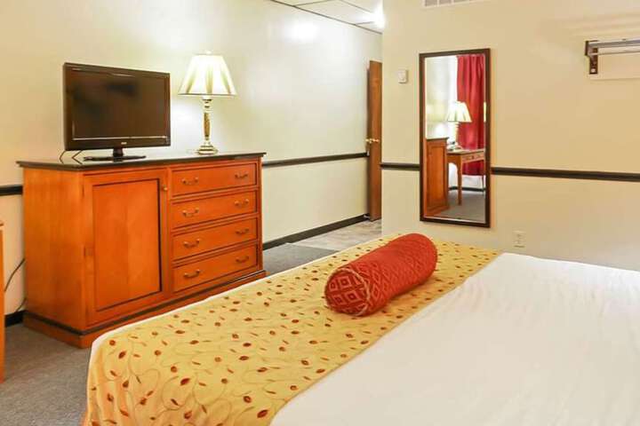 1 King Bed (11 of 16)