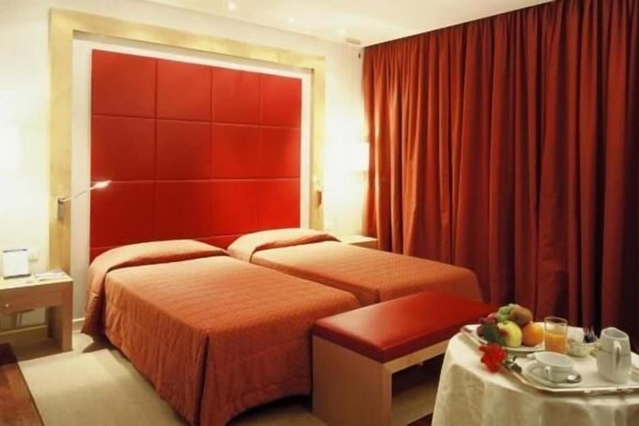 Room 9 of 32