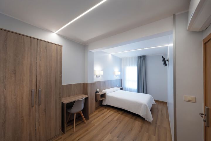Room 17 of 38