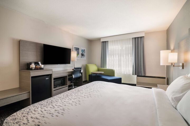 1 King Bed Desk Microwave and Refrigerator Full Breakfast (18 of 19)
