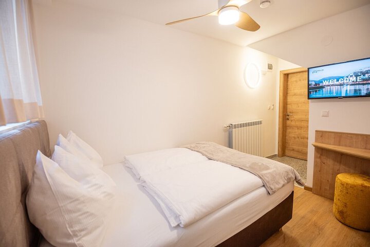 Room 4 of 49