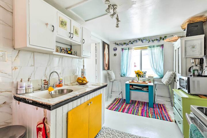 Oceanfront White Stone Cottage w / Private Beach!