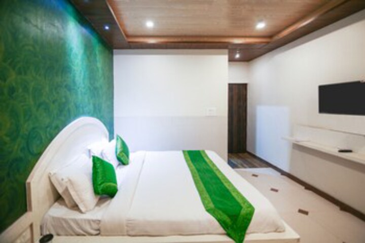 Room 9 of 33