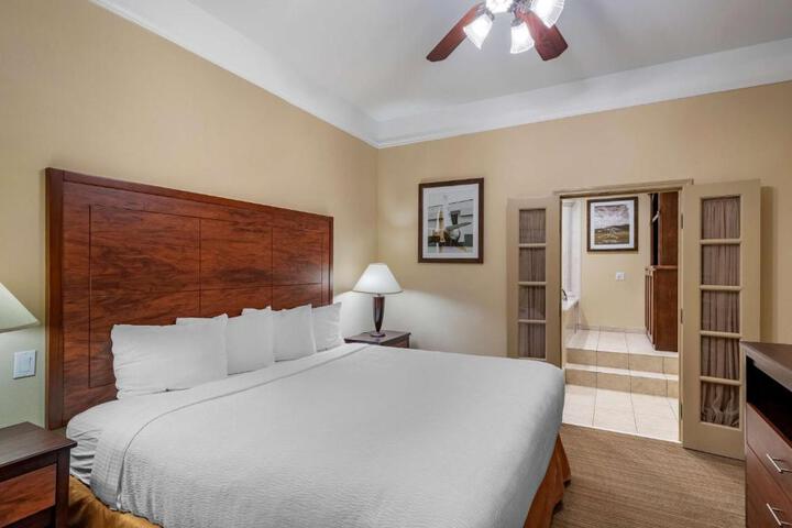 1 King Bed High Speed Internet Accessible Microwave and Refrigerator Pillowtop Bed 27 Inch Flat Screen Television Oversized Desk Full Breakfast (7 of 23)