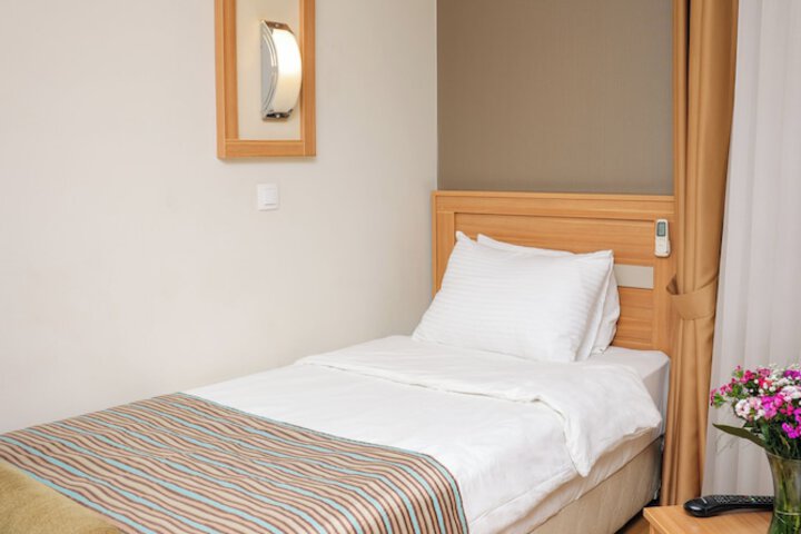 Room 12 of 28