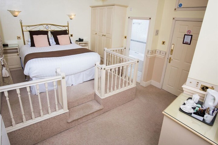 Room 9 of 48