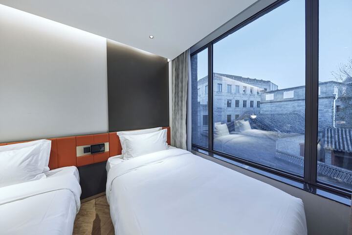 Room 8 of 52