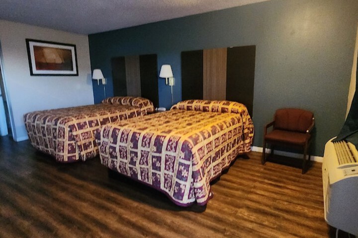 2 Queen Beds (2 of 10)