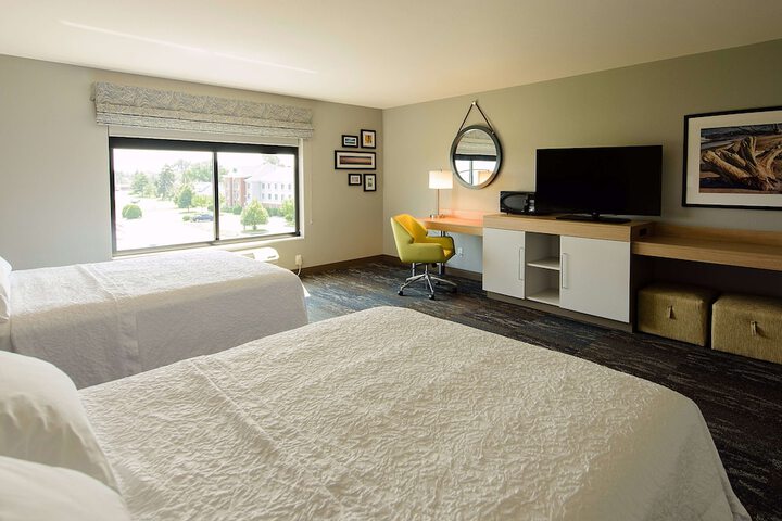 2 Queen Beds Mobility Hearing Accessible Tub (5 of 6)