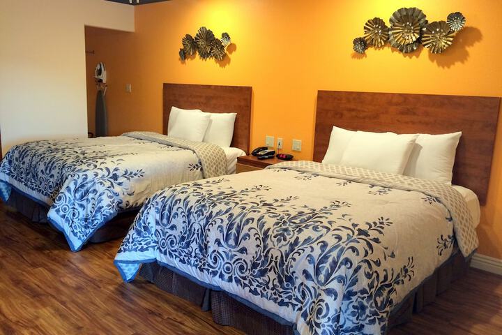 1 Queen Bed (2 of 11)