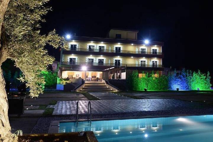 Hotel Exterior 2 of 17