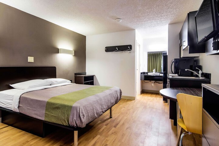 1 Queen Bed Kitchen (8 of 13)