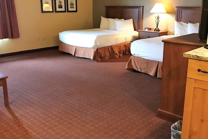 2 Queen Beds (1 of 10)