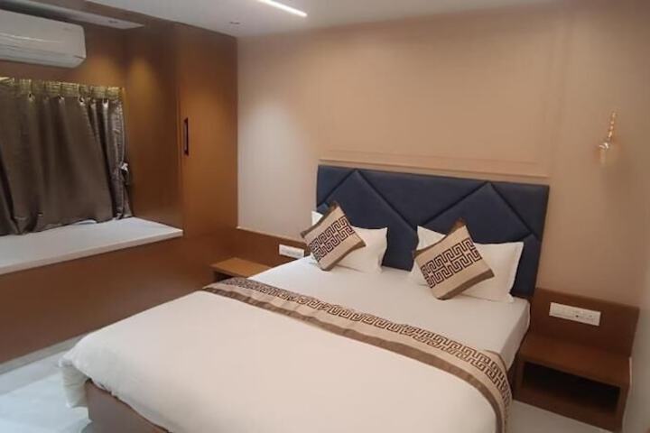 Room 2 of 10