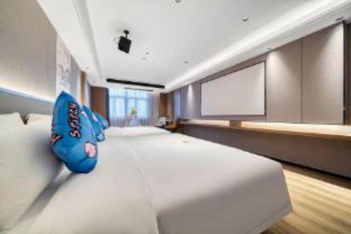 Room 10 of 12