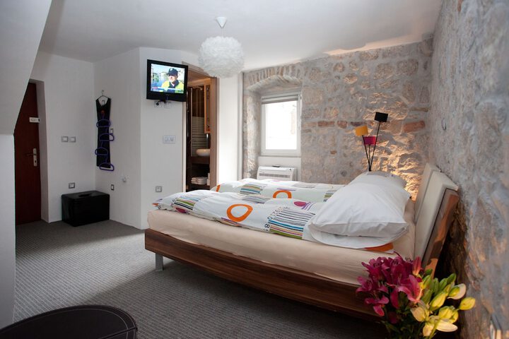 Room 4 of 67