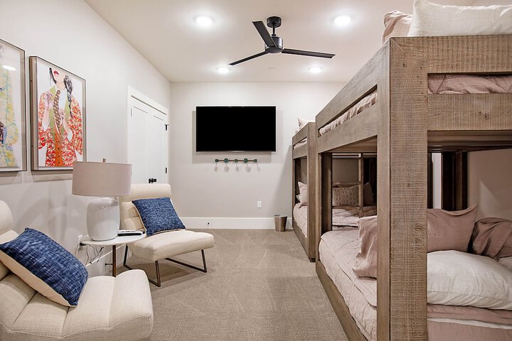 Room 32 of 215