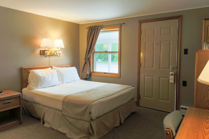 1 Queen Bed (7 of 16)