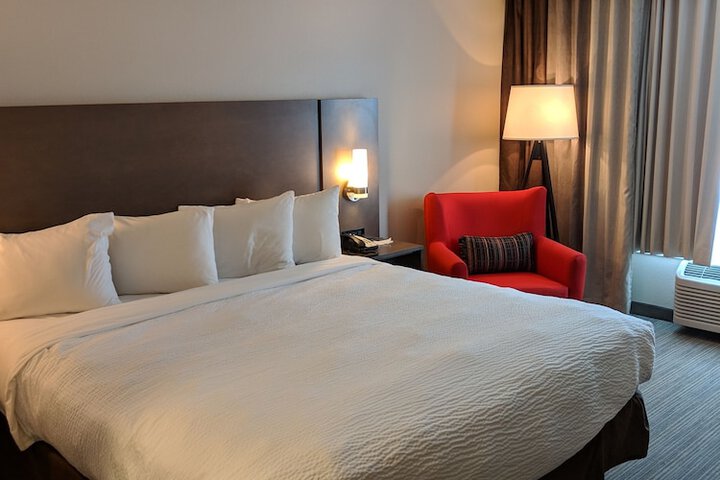 1 King Bed (5 of 6)