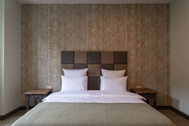 Room 4 of 93
