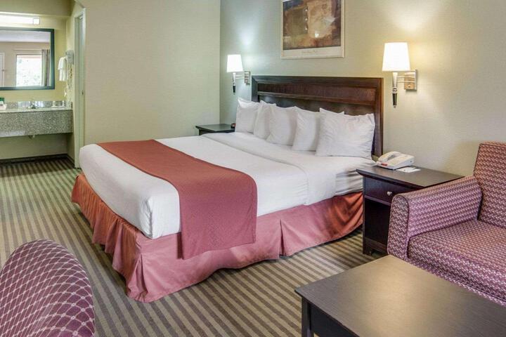 1 King Bed (4 of 7)