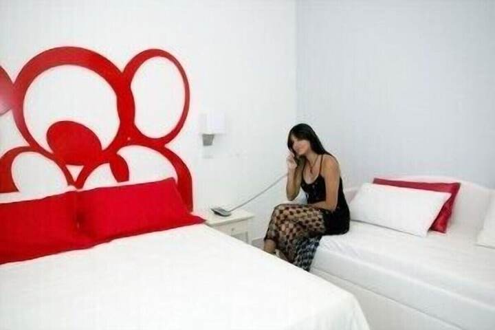 Room 10 of 27