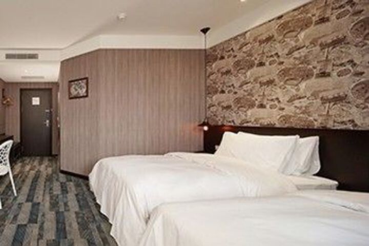 Room 13 of 31