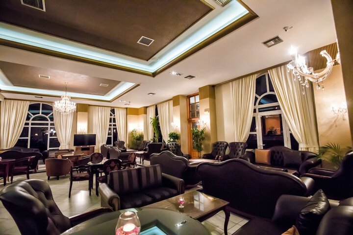 Lounge 41 of 48