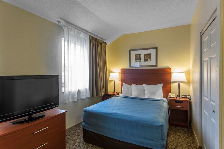 1 Queen Bed Suite (24 of 28)