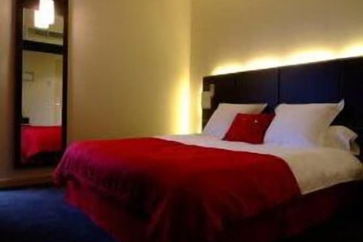 Room 4 of 14
