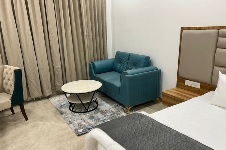 Room 4 of 13