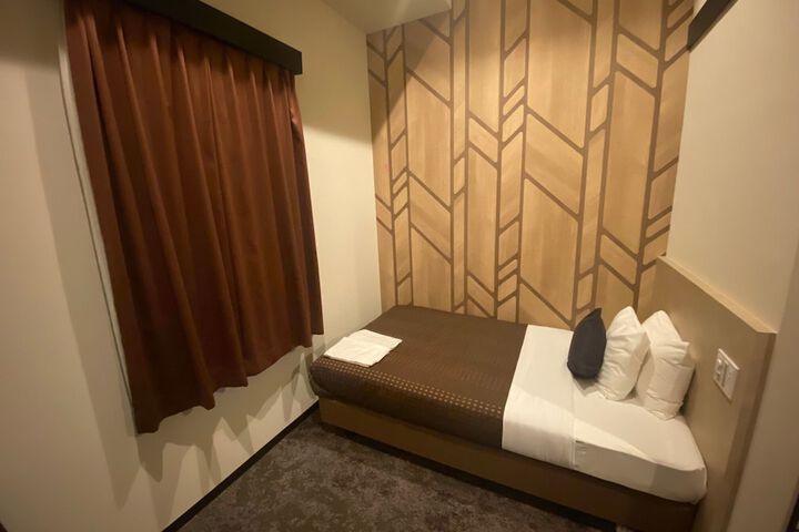 Room 12 of 16
