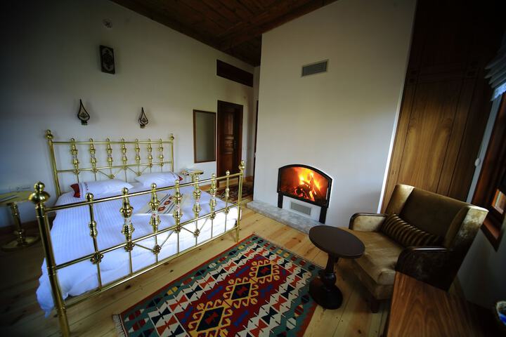Room 2 of 83