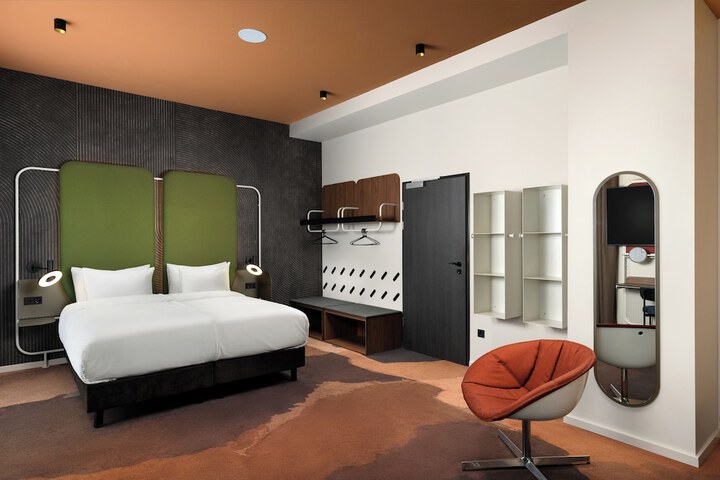 Room 14 of 170
