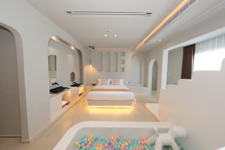Room 4 of 150