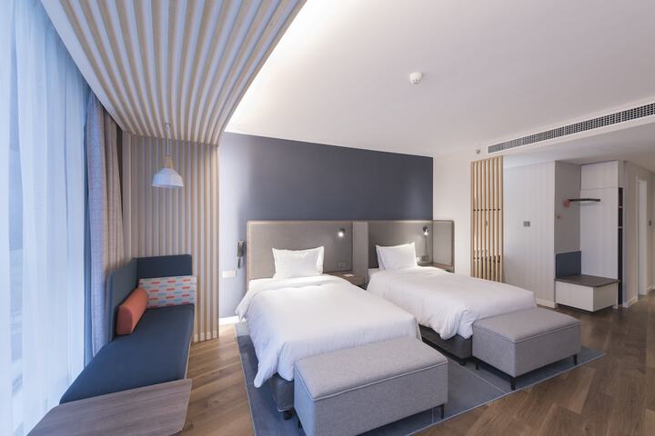 Room 2 of 33