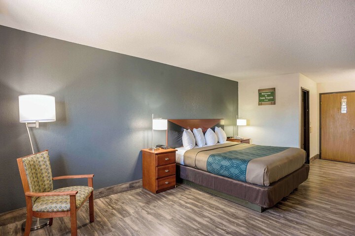 1 King Bed (5 of 8)