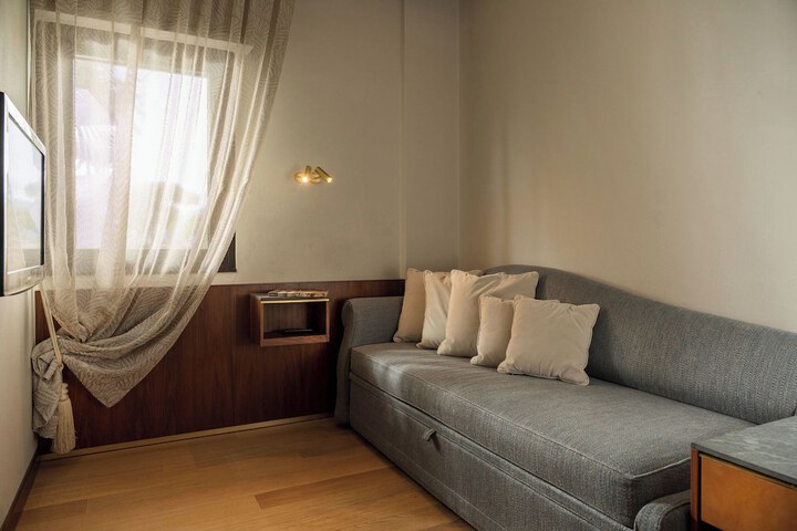 Room 42 of 97